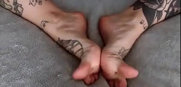  tattooed cam girl feet